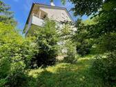 Hausseitenansicht mit Garten - 