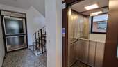Treppenhaus und Aufzug - 