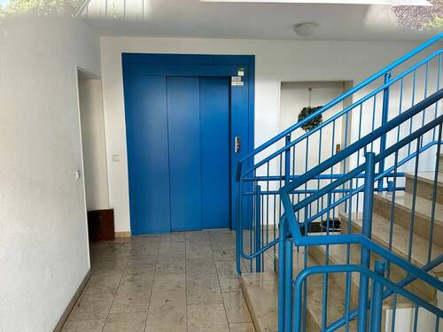 Eingangsbereich mit Treppenhaus - 