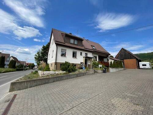 Vorderansicht (Süd) Haus u. Schuppen - Inkl. 6,3 Ar Bauplatz! Kurzfristig frei! Gepflegtes 2-Fam.-Haus mit 11,3 Ar Grdst., Doppelgarage u. Schuppen in sonniger Ortsrandlage!