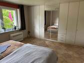 Schlafzimmer mit Einbauschrank - 
