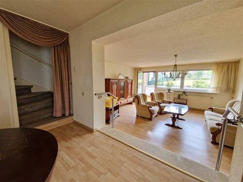 Einblick Wohnzimmer - Einseitig angebautes FH mit Garten und 2 Garagen in ruhiger Lage 66539 NeunkirchenFurpach