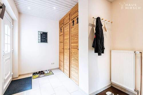 Eingangsflur Blick 2 - Mehrfamilienhaus, Wohnhaus mit 159,60 m&sup2; in Ahrensburg zum Kaufen