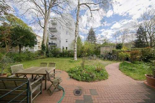 Blick in den Garten im Hof - Bezugsfreie, 3 Zi-Whg im VH im 2. OG im schönen Friedenau