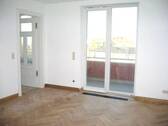 Beispielbild Wohnraum Blick zur Küche und Balkon - 2 Zimmer Etagenwohnung in Schwerin