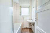 Bad mit Fenster & Wanne - 