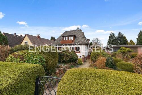 Straßenansicht - Großes Einfamilienhaus mit vielfältigen Nutzungsmöglichkeiten