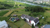 Draufsicht - Wohnen über der Mosel: Modernisiertes Doppelangebot mit großem Grundstück