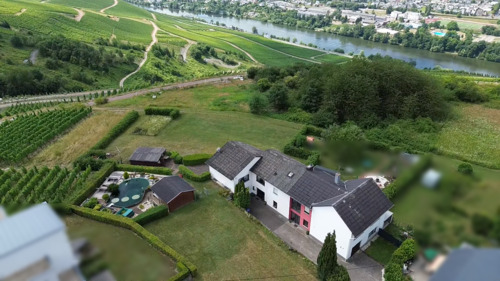 Draufsicht - Wohnen über der Mosel: Modernisiertes Doppelangebot mit großem Grundstück