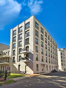 Außenansicht Gebäude Links KLEINER - 