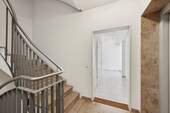 Treppenhaus und Wohnungseingang - 3 Zimmer Etagenwohnung in Berlin