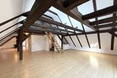 Wohn- und Esszimmer - Wohnen direkt am Marktplatz: Geräumige 3,5-Zimmer-Wohnung