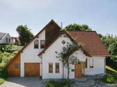 Eingangsbereich mit Garage - Familienanwesen mit Baugrundstück in Ruheoase