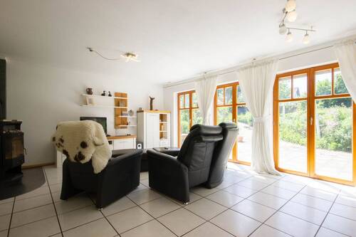 Wohnzimmer mit Sicht in den Garten - Einfamilienhaus mit 121,00 m&sup2; in Rüthen zum Kaufen