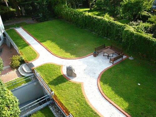 05-Blick in die Grünanlage - 