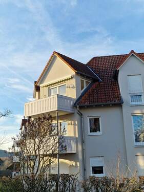 Moderner Baustil mit großem Balkon - 