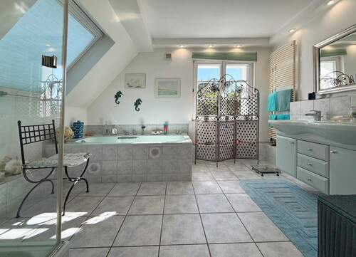 ... großzügigem Tageslichtbad en suite - 