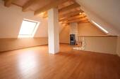 helles Wohnzimmer mit Kamin - 