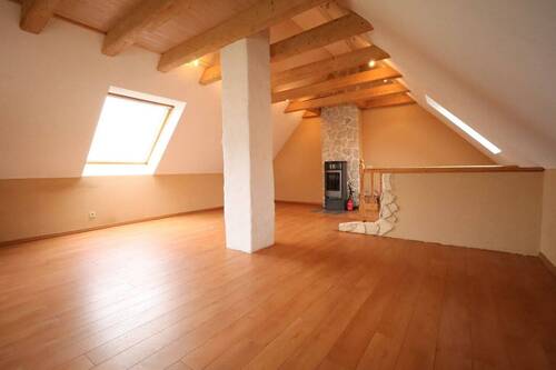 helles Wohnzimmer mit Kamin - 