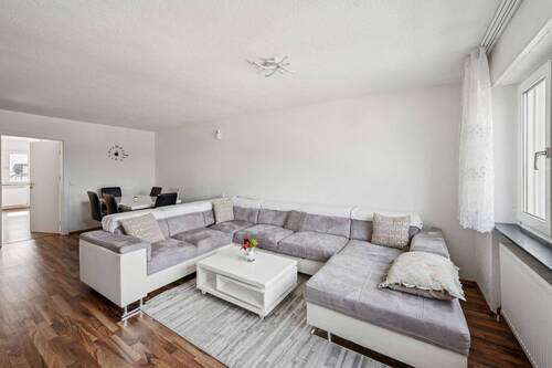 Lichtdurchflutetes Wohnzimmer - Gepflegte 3-Zimmerwohnung in zentraler Lage - solide Substanz & funktionaler Grundriss
