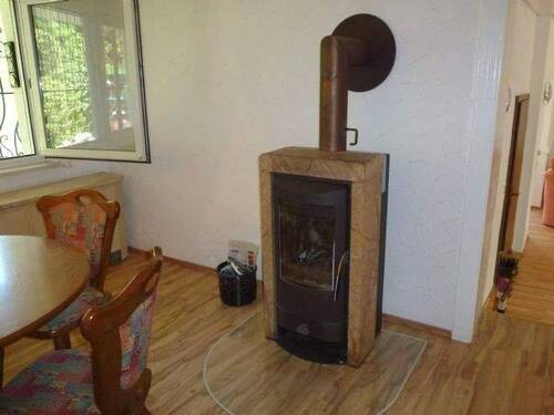 mit einem Holzofen für gemütliche Stunden - 