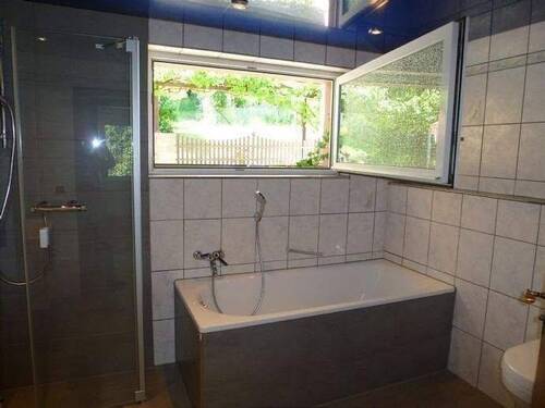 Bad mit großem Fenster ... - 5 Zimmer Etagenwohnung in Karlsruhe