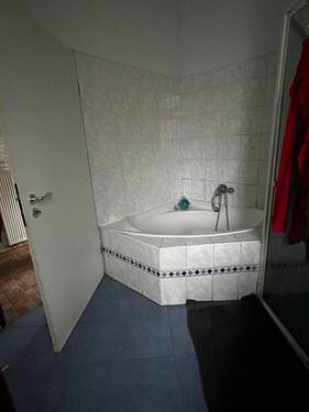 Bad mit Wanne und Dusche - 