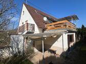Seitenansicht mit Terrasse und Balkon - Top-Gelegenheit! Doppelhaushälfte mit 2 Wohnungen und Gartengrundstück in Monzingen zu verkaufen.