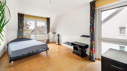 1. OG Schlafzimmer 1 - 