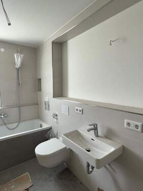 Designer-Bad mit Fenster - 2 Zimmer Etagenwohnung zur Miete in Nürnberg