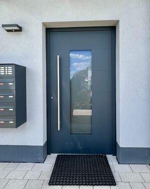 Haustür mit Briefkastenanlage - 