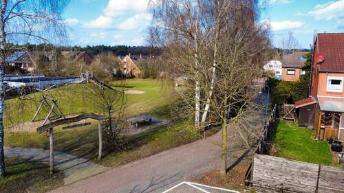 Kinderspielplatz vor der Tür. - 