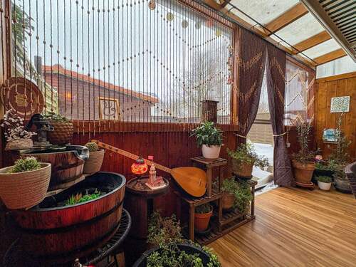 Kleiner Wasserfall mit Nutzpflanzen - 