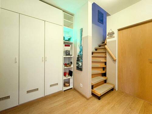 Flur mit Einbauschränken - 