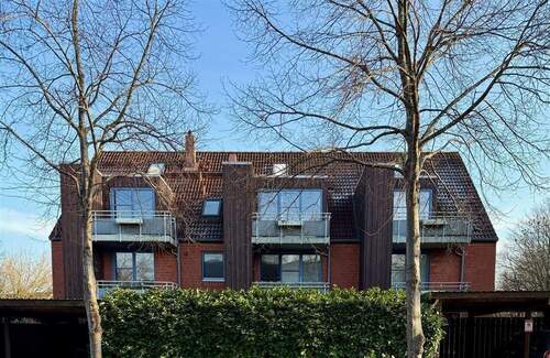 Hausansicht Balkone - Bezugsfreie 3-Zimmer-Wohnung im 1. OG mit Balkon und Carport Kiel-Wellsee