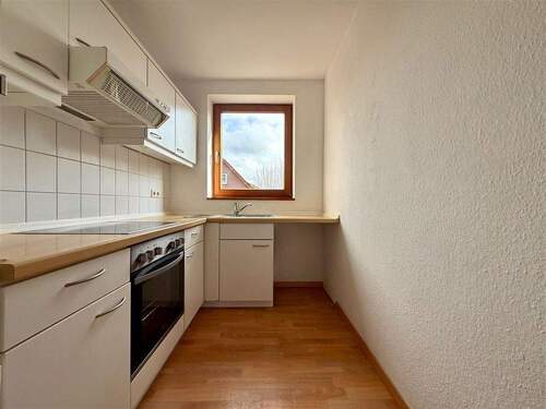 Küche mit Fenster und EBK - 