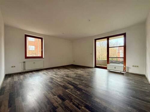 Wohnzimmer mit Balkon - 