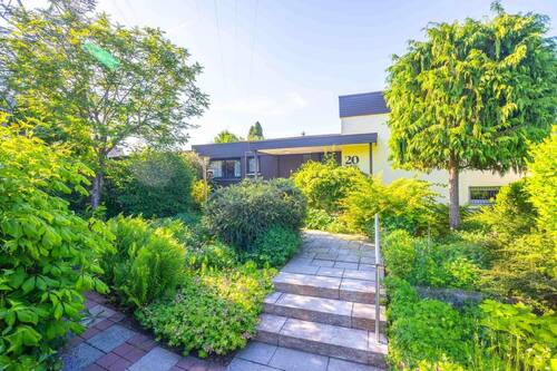 Bungalow-Eingang - Besonderes Wohnerlebnis: Split-Level-Bungalow in begehrter Lage mit großem Garten