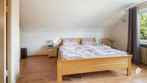 1. OG Schlafzimmer 1 - 