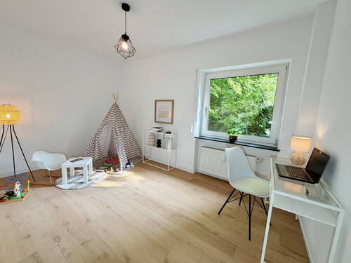 Arbeits- oder Kinderzimmer - 