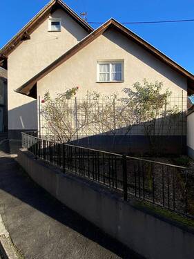 Ansicht seitlich mit Vorgarten - 9 Zimmer Einfamilienhaus zum Kaufen in Bad Sobernheim