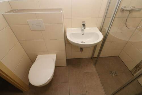Beispiel Bad mit Dusche - 2 Zimmer Etagenwohnung in Freiberg