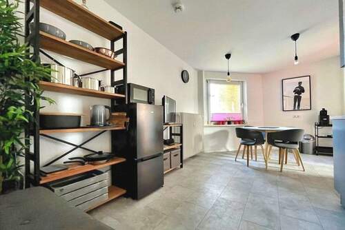 In der individuell eingerichteten Küche ist noch Platz für den Esstisch - 4 Zimmer Etagenwohnung in Wilhelmshaven