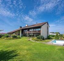 Freiraum ohne Kompromisse: Großzügiges Architektenhaus mit 343 m², weitläufigem Garten und Pool - Aiterhofen