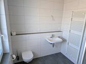 Bad mit WC und Waschbecken - 