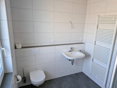 Bad mit WC und Waschbecken - 