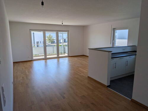 Wohnzimmer mit Küche - 3 Zimmer Etagenwohnung zur Miete in Roßtal