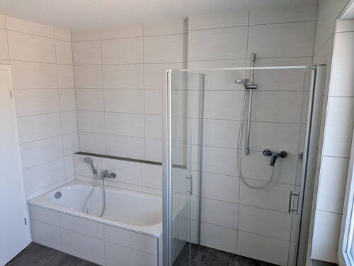 Bad mit Dusche und Badewanne - 