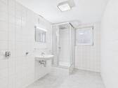 Duschbad mit Tageslicht und Waschmaschinenanschluss - 