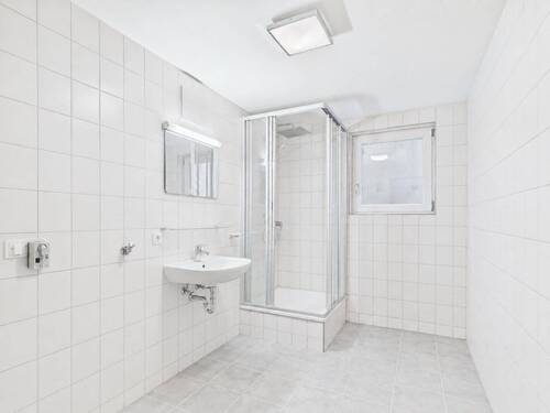 Duschbad mit Tageslicht und Waschmaschinenanschluss - 